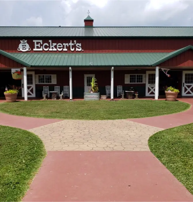 A picture of the entry way at Eckert's Versailles farm