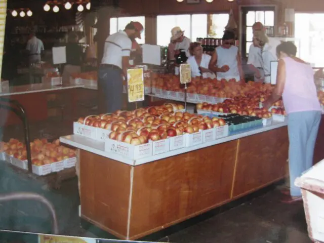 Eckert History - old country store photo - customers at peach stand