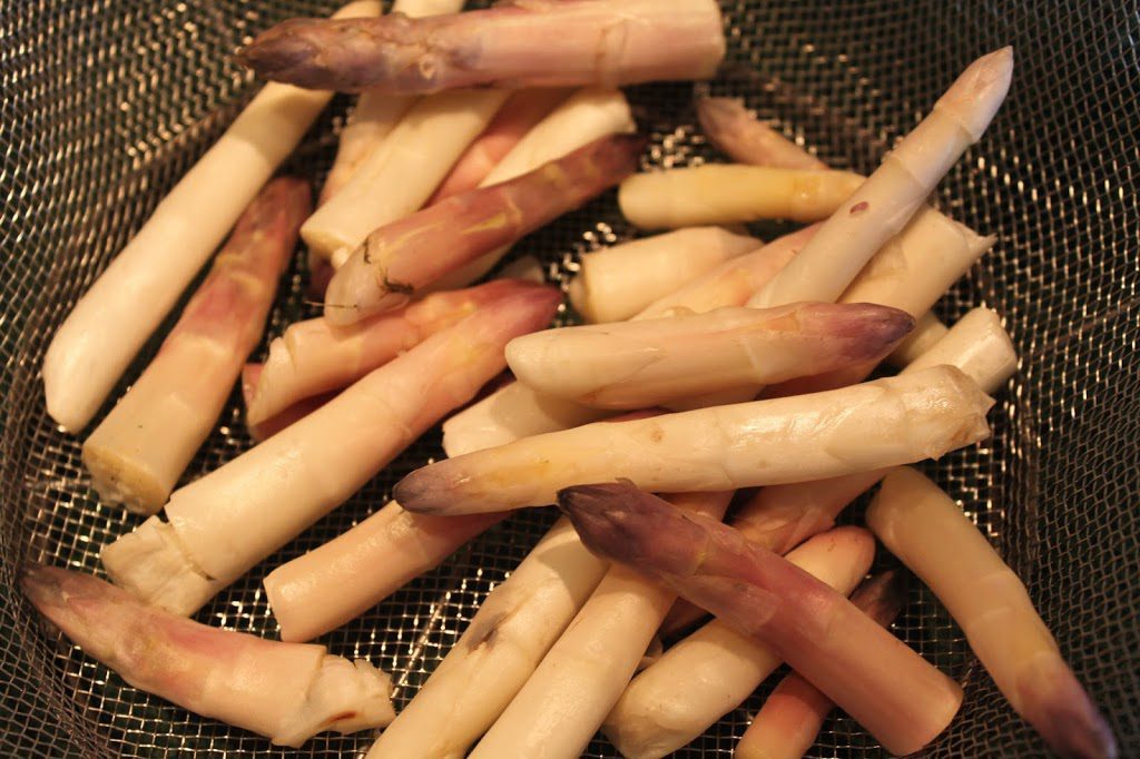 A picture of oven roasted white asparagus tips