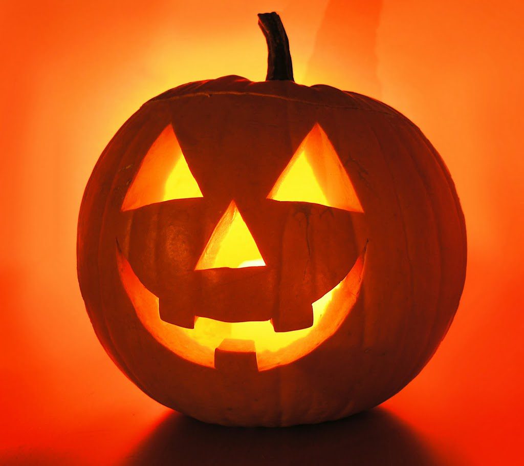 carving a jack o lantern pumpkin